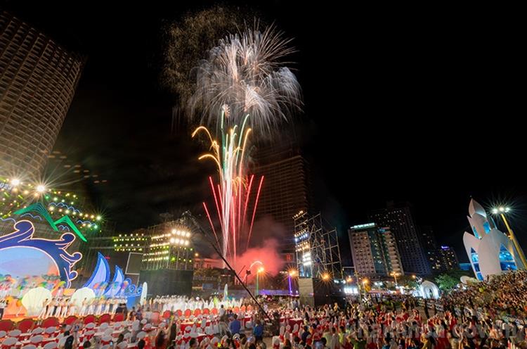 Bắn pháo hoa nổ tầm thấp dịp Tết Nguyên đán tại Nha Trang, Cam Ranh, Vạn Ninh