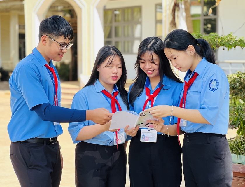 Học trò sáng tác truyện tranh phòng-chống bạo lực học đường