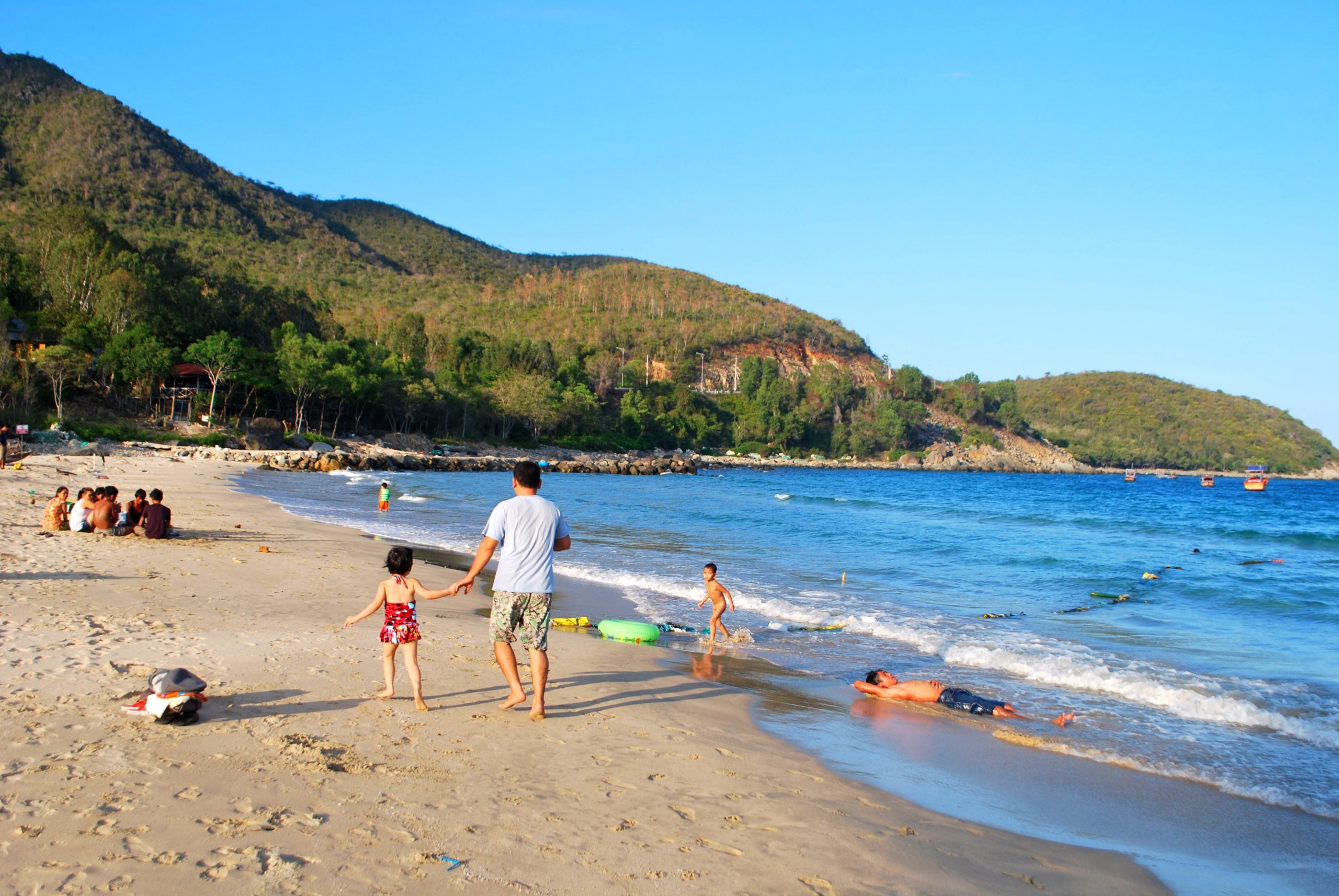 HOANG SƠ BÃI DÀI CAM RANH VỚI NƯỚC BIỂN TRONG XANH