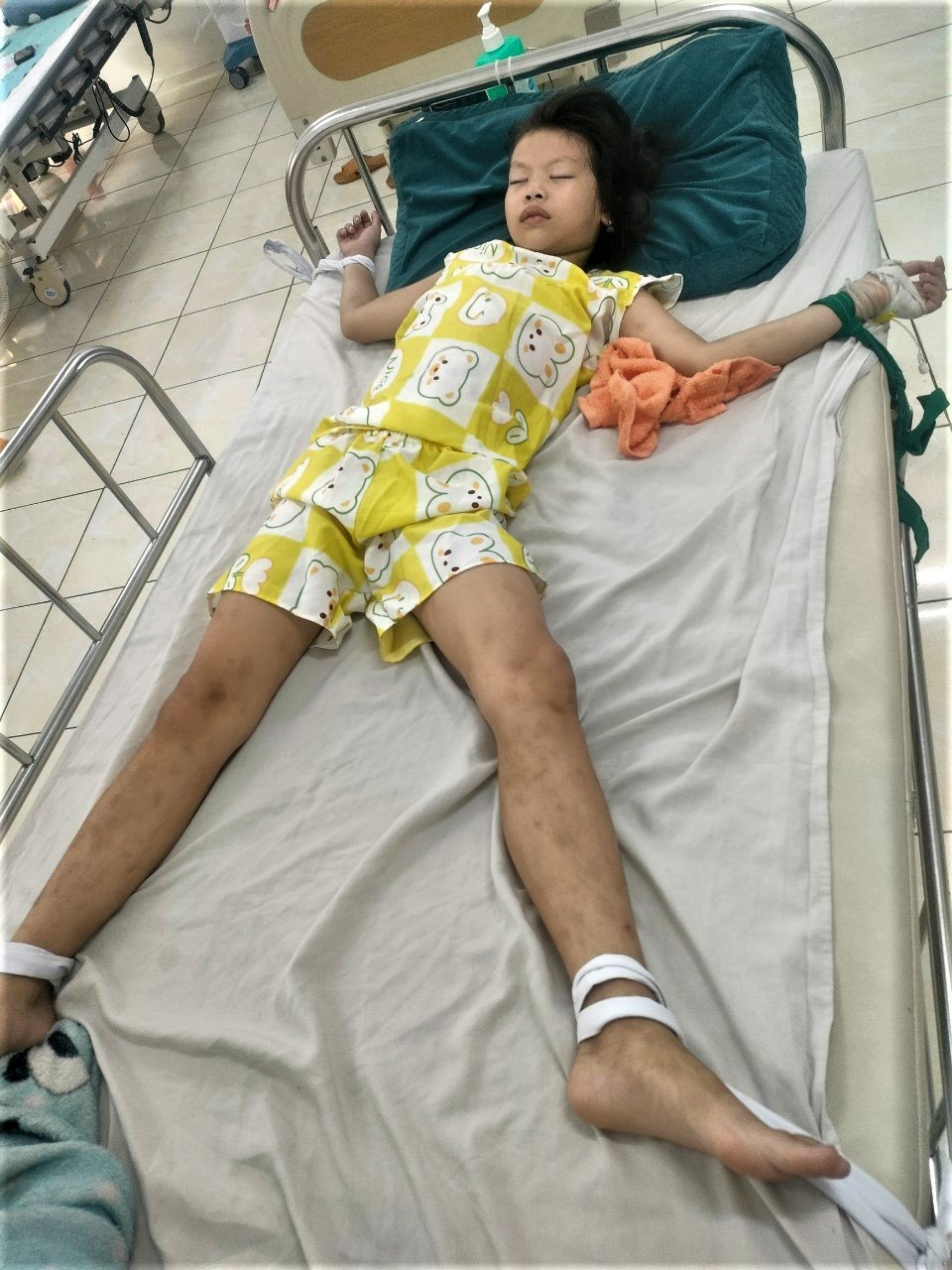 TIẾNG KÊU CỨU TRONG KHẢN ĐẶC CỦA NGƯỜI PHỤ NỮ  XIN HÃY CỨU LẤY CON TÔI.