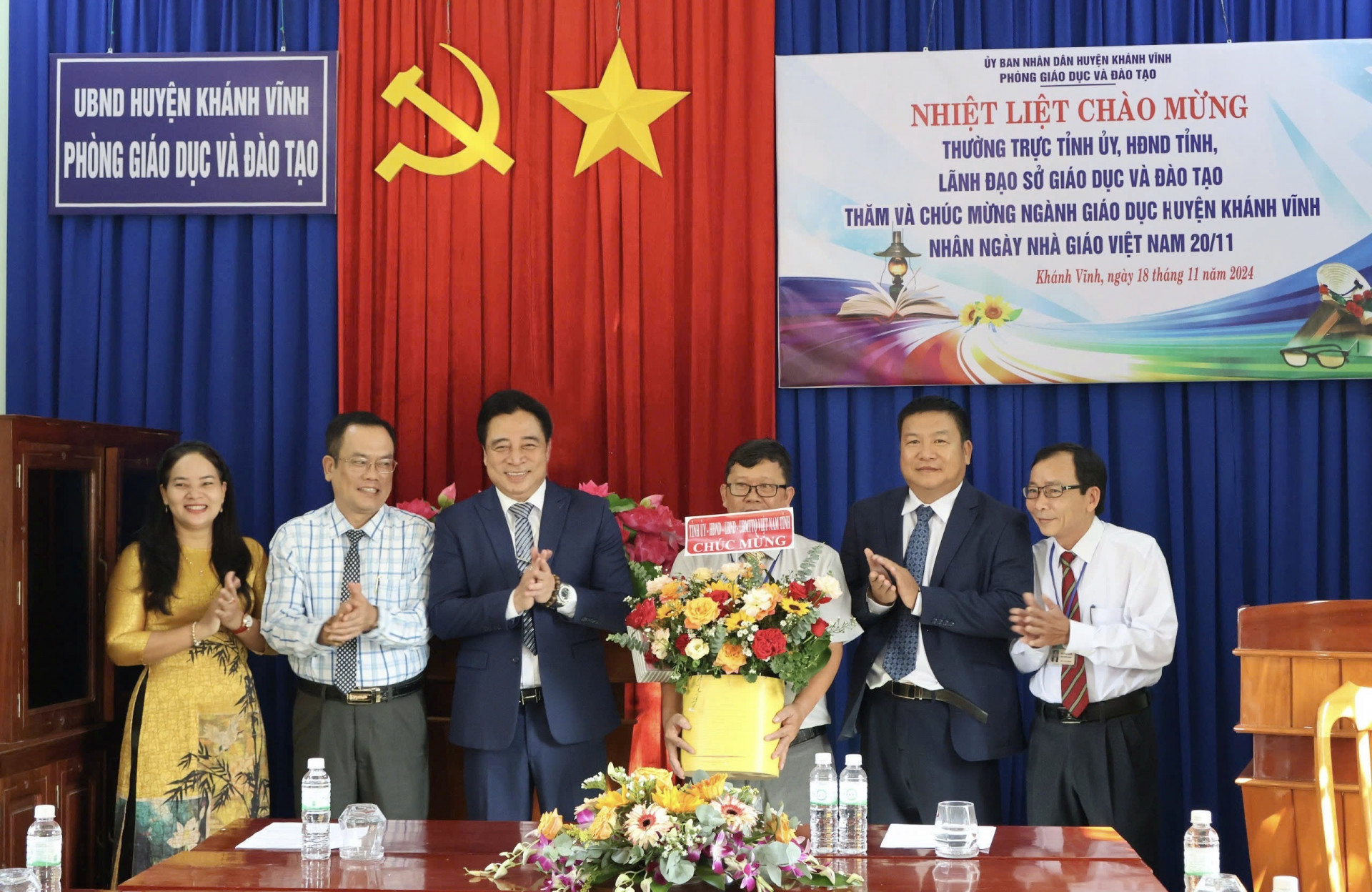 Phó Bí thư Thường trực Tỉnh ủy Nguyễn Khắc Toàn thăm, chúc mừng các cơ sở giáo dục huyện Khánh Vĩnh