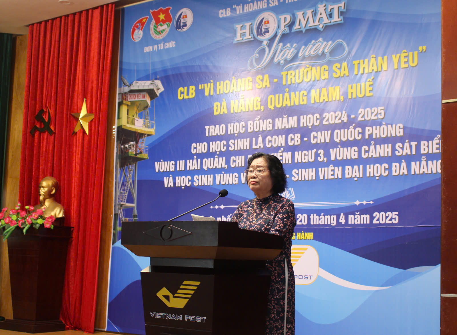 Trao 305 suất học bổng Vừ A Dính cho   học sinh, sinh viên Đà Nẵng