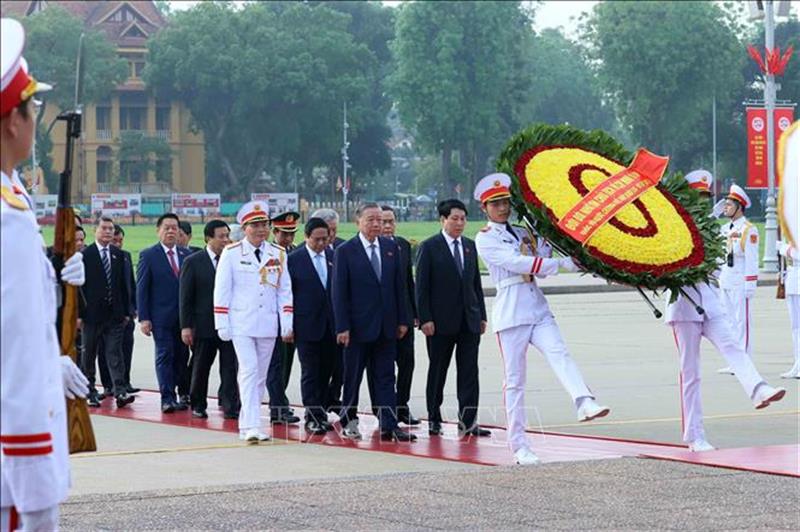 Lãnh đạo Đảng, Nhà nước, đại biểu Quốc hội đặt vòng hoa và vào Lăng viếng Bác