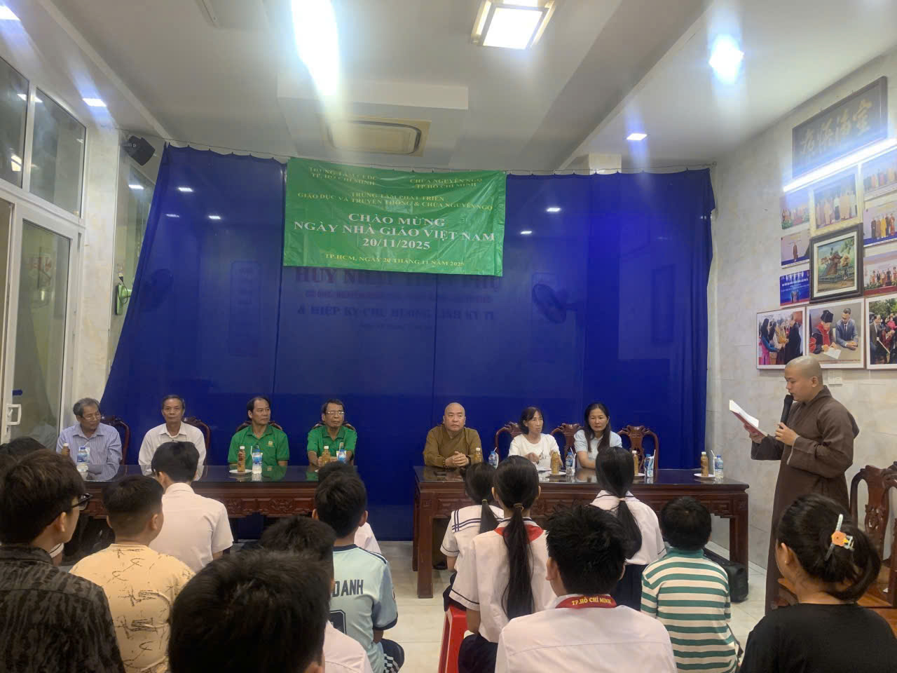 Chào mừng Ngày Nhà giáo Việt Nam 20/11: Trung tâm CEDC tặng quà học sinh vượt khó hiếu học